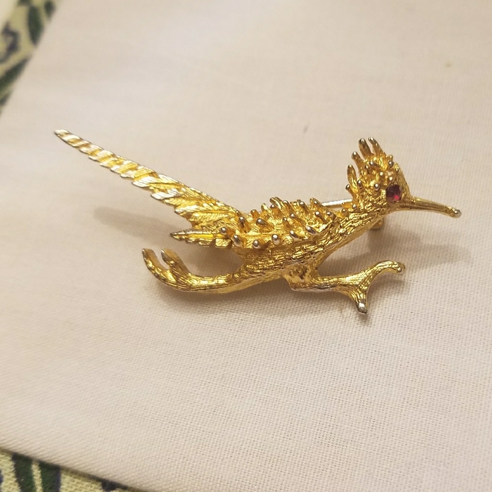 Road runner brooch